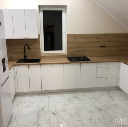 Kuchnia na wymiar na poddaszu z wysoką zabudową, piekarnikiem i mikrofalą – realizacja 06 Meble+